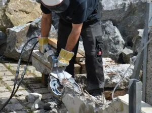 Démolition au croque-béton par DBS Sciage Carottage Béton