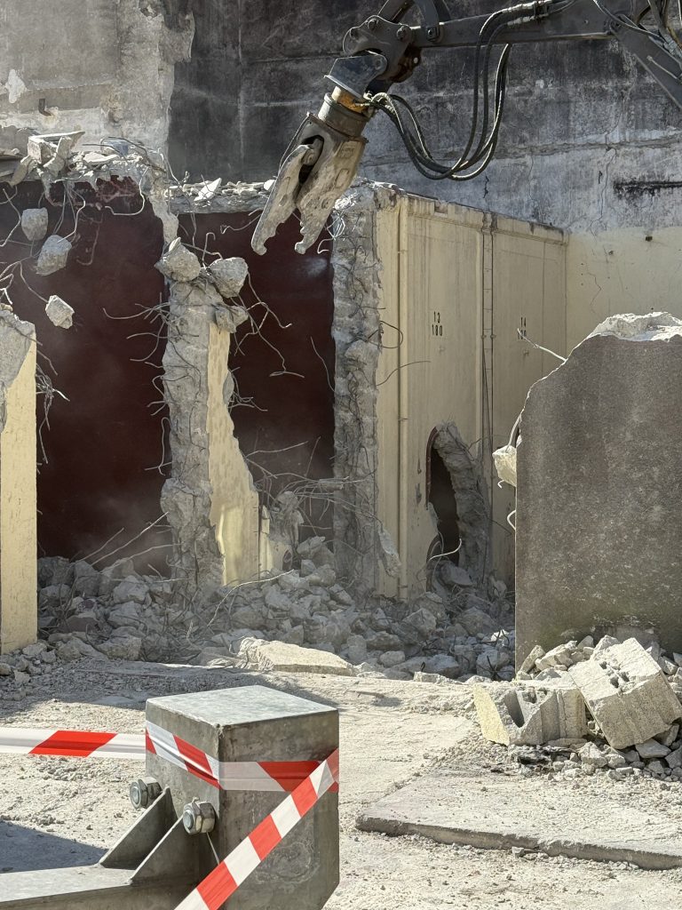 Démolition pince hydraulique sainte-anastasie dbs démolition cuves sainte anastasie 30190